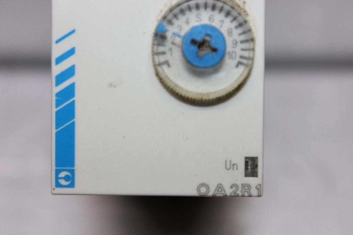Used CROUZET MULTI-FUNCTION TIME DELAY RELAY OA2RI 0.1 SECOND - 100 HOUR 240 VAC