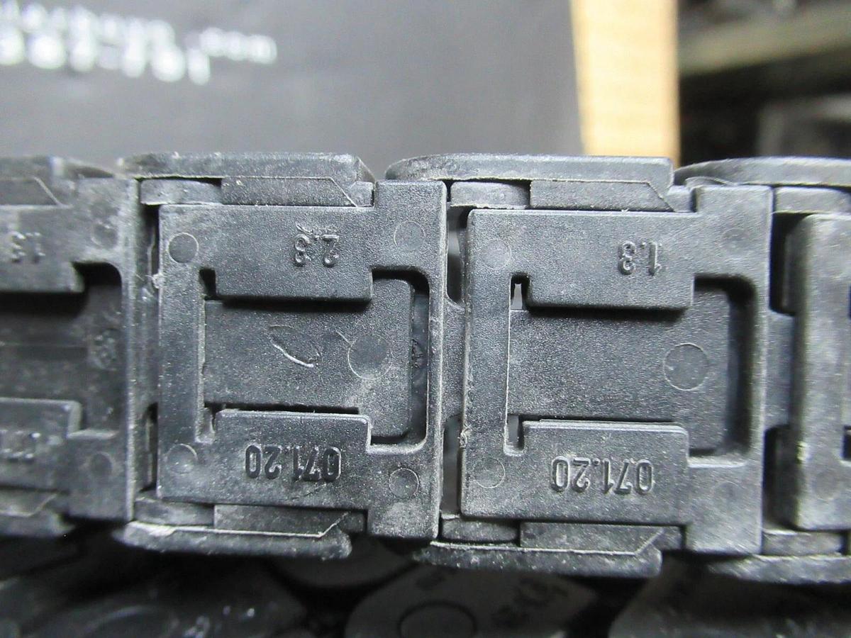 Used IGSU PLASTIC WIRE TACK 10' LENGTH X 1 1/8" WIDTH X 5/8" TALL 06.16.028