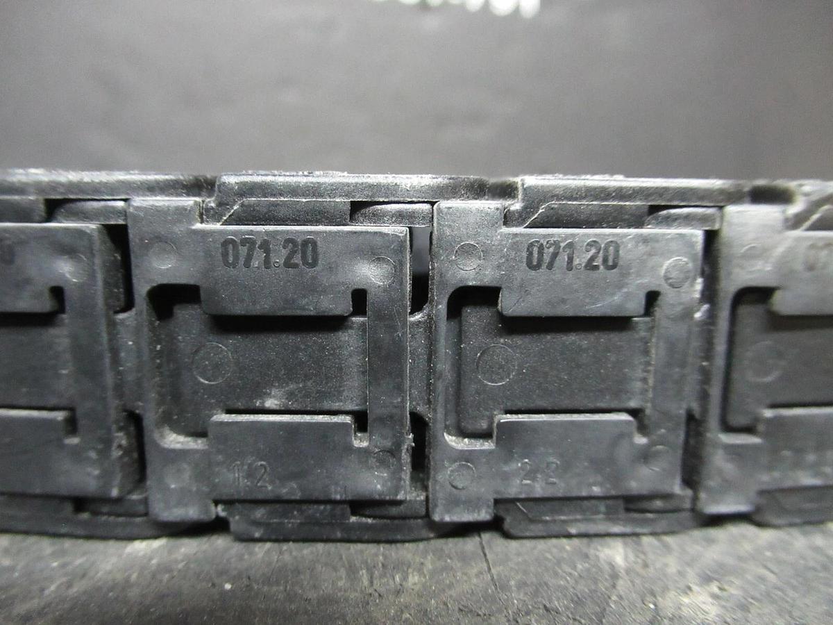 Used IGSU PLASTIC WIRE TACK 108" LENGTH X 1" WIDTH X 5/8" TALL R18 07.20 137 LINKS