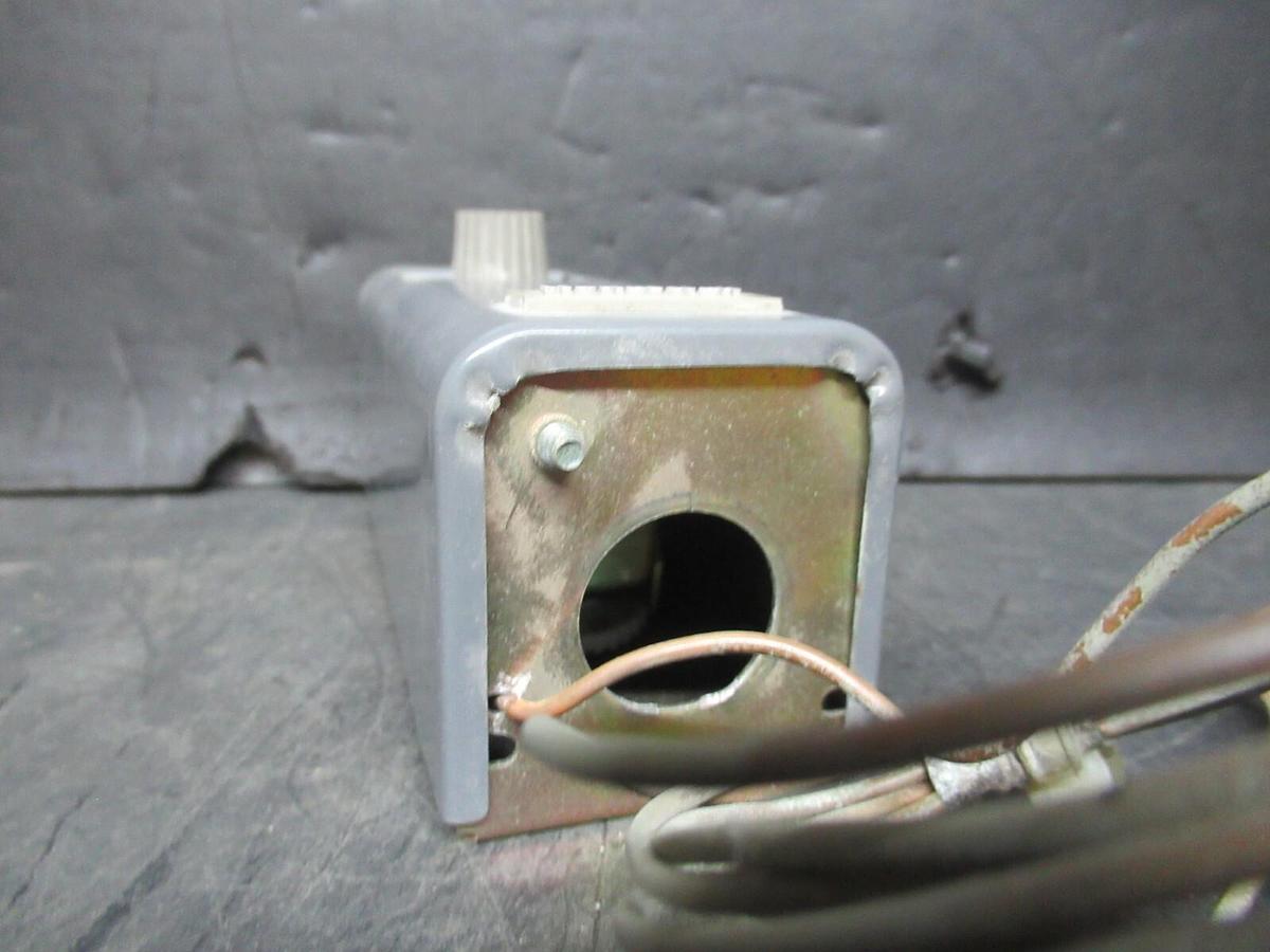 Used JOHNSON CONTROLS INDUSTRIAL THERMOSTAT T675A1003 W/ REMOTE INSERTATION BULB