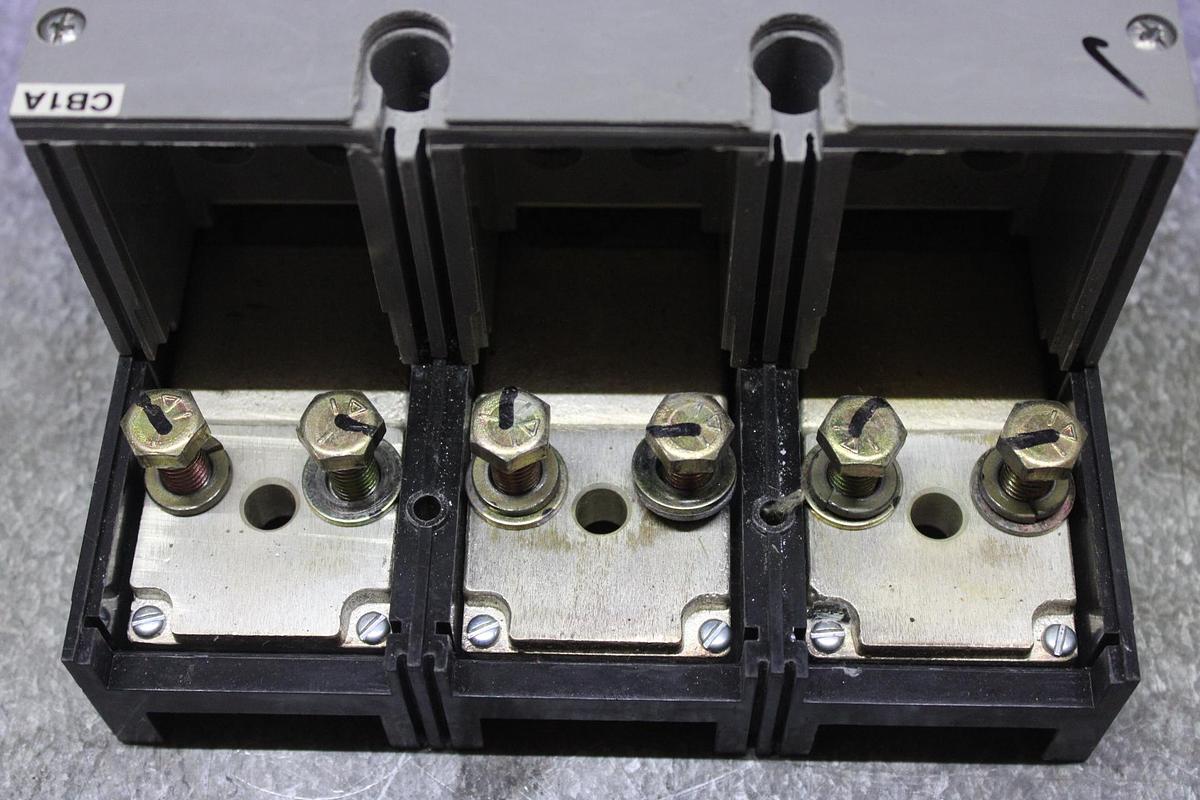 Used SQUARE D CIRCUIT BREAKER Q2L3200 200 AMP 240 VAC 3-POLE