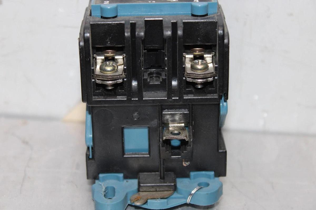 Used KRAUS & NAIMER CONTACTOR R10 30 AMP 600 VAC 2-POLE SINGLE PHASE COIL: 120V