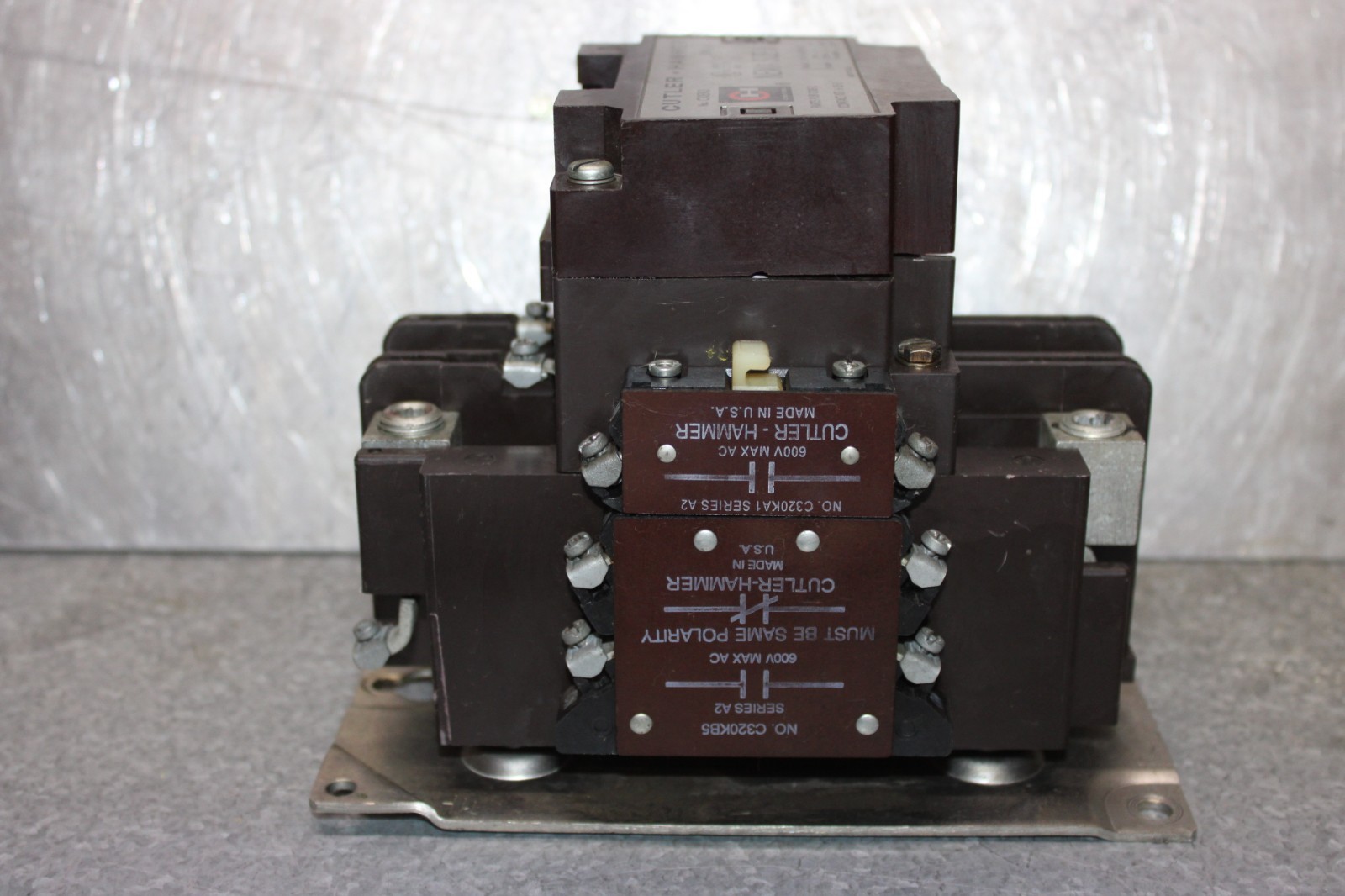 Used CUTLER-HAMMER CONTACTOR C10EN3 NEMA SIZE 3 90 AMP 600 VAC 3-POLE COIL: 120 V