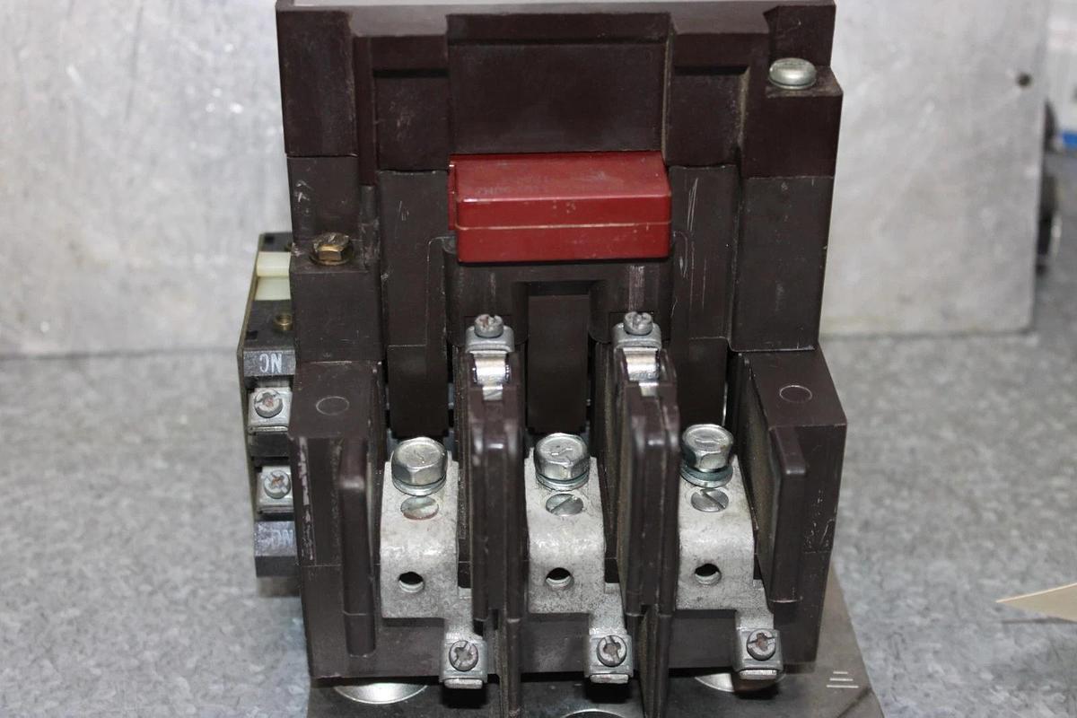 Used CUTLER-HAMMER CONTACTOR C10EN3 NEMA SIZE 3 90 AMP 600 VAC 3-POLE COIL: 120 V