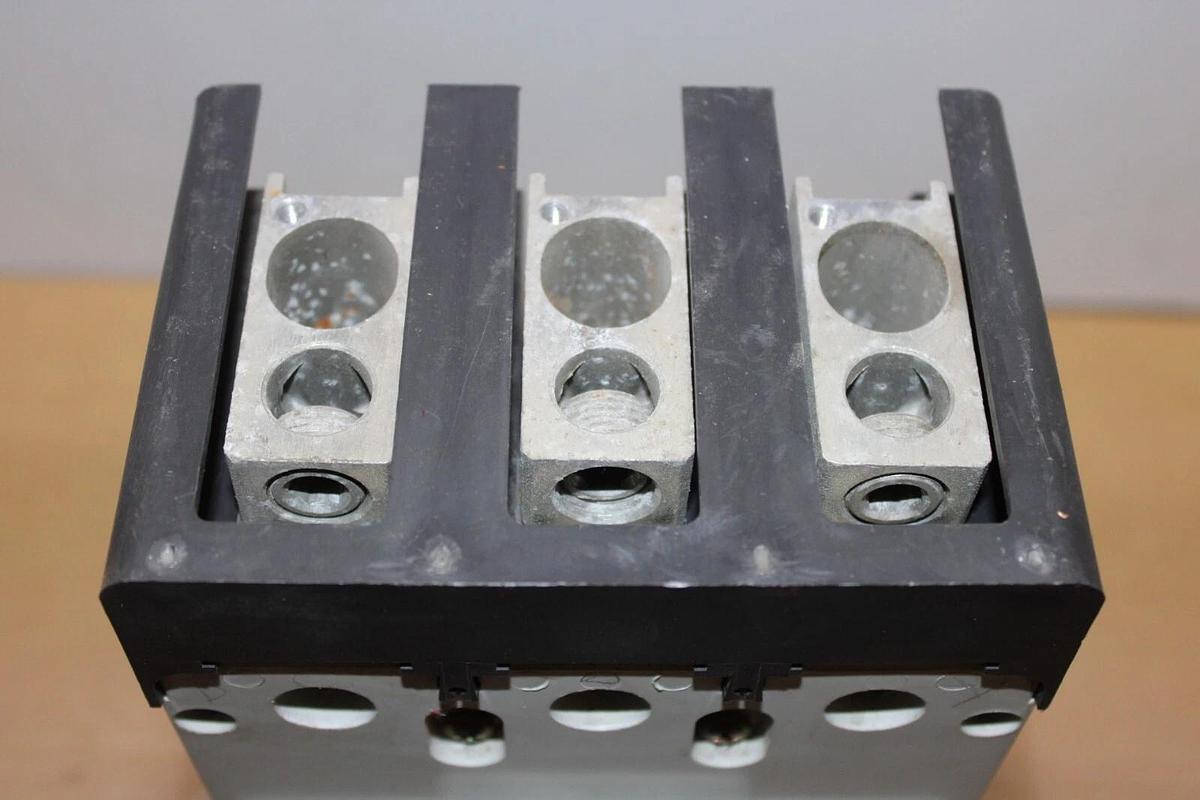 Used CUTLER HAMMER CIRCUIT BREAKER KD3400F 350 AMP TRIP 600 VAC 3-POLE W/ SHUNT TRIP