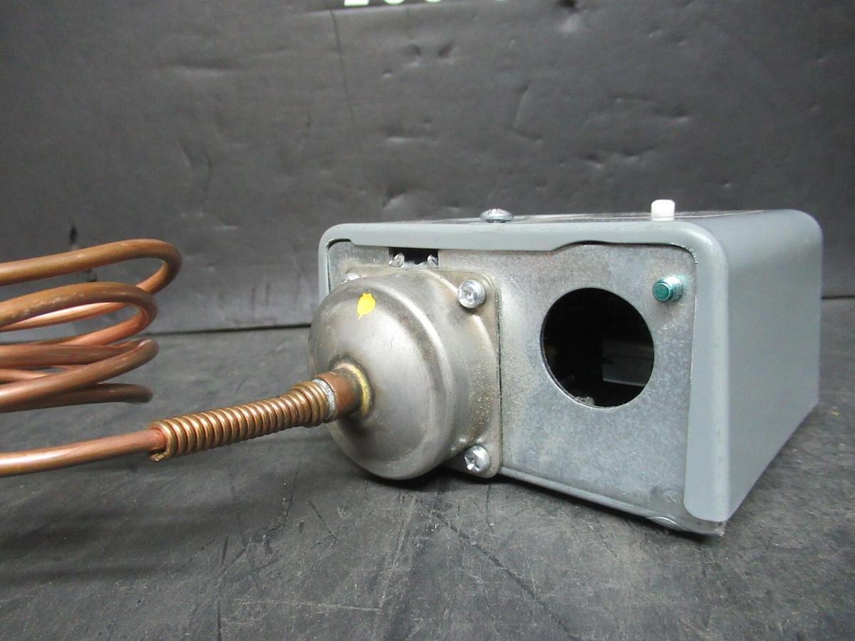 Used JOHNSON CONTROLS PRESSURE CONTROL P70DA-40 600 VAC 24 AMP 100 PSIG HK01CA-015