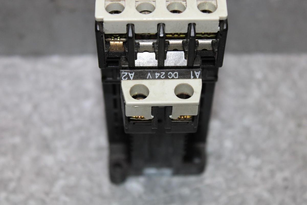 Used FUJI ELECTRIC CONTACTOR SC-03/G SC11AG 600 VOLT 20 AMP 4 kW COIL: 24 VDC
