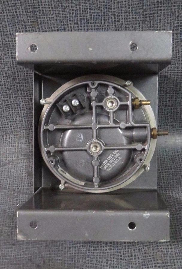Used DWYER MAGNEHELIC INDICATING TRANSMITTER WATER GAGE & MOUNT 0-3" 25 PSIG N37J-TH