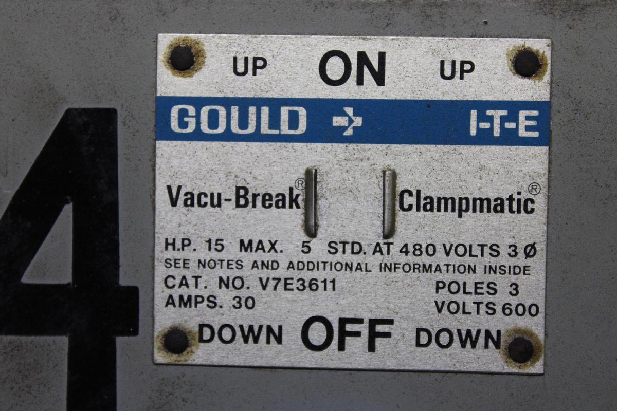 Used ITE TWIN VACU-BREAK FUSIBLE PANELBOARD SWITCH V7E3611 600V 30A
