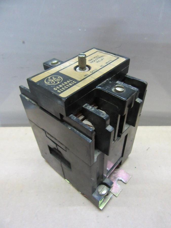 Used GENERAL ELECTRIC INDUSTRIAL RELAY CR120B-D040 600 VOLT COIL: 110/120 VOLT
