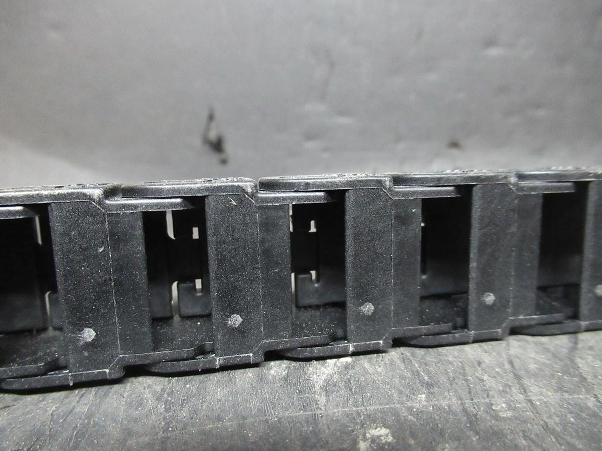 Used IGSU PLASTIC WIRE TACK 108" LENGTH X 1" WIDTH X 5/8" TALL R18 07.20 137 LINKS
