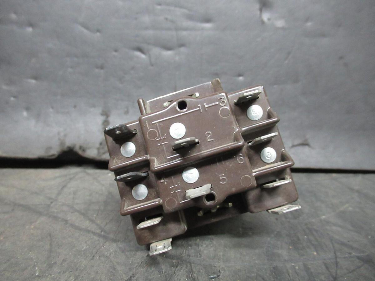 Used HONEYWELL GENERAL PURPOSE RELAY R4222D-1013 480 VOLT 50/60 HZ 12 AMP *WARRANTY*
