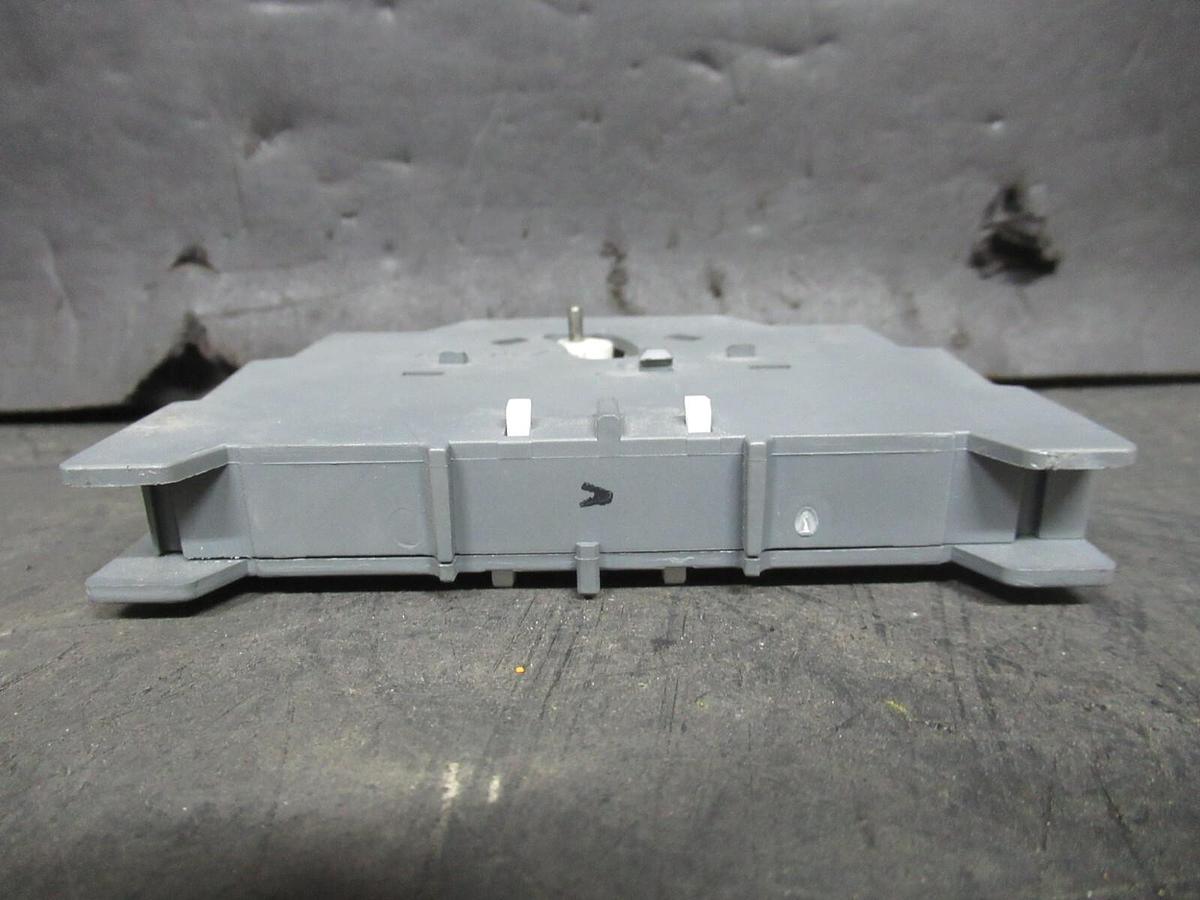 Used ABB MECHANICAL INTERLOCK / AUXILLIARY CONTACT VE5-2 600 VOLT 16 AMP A600