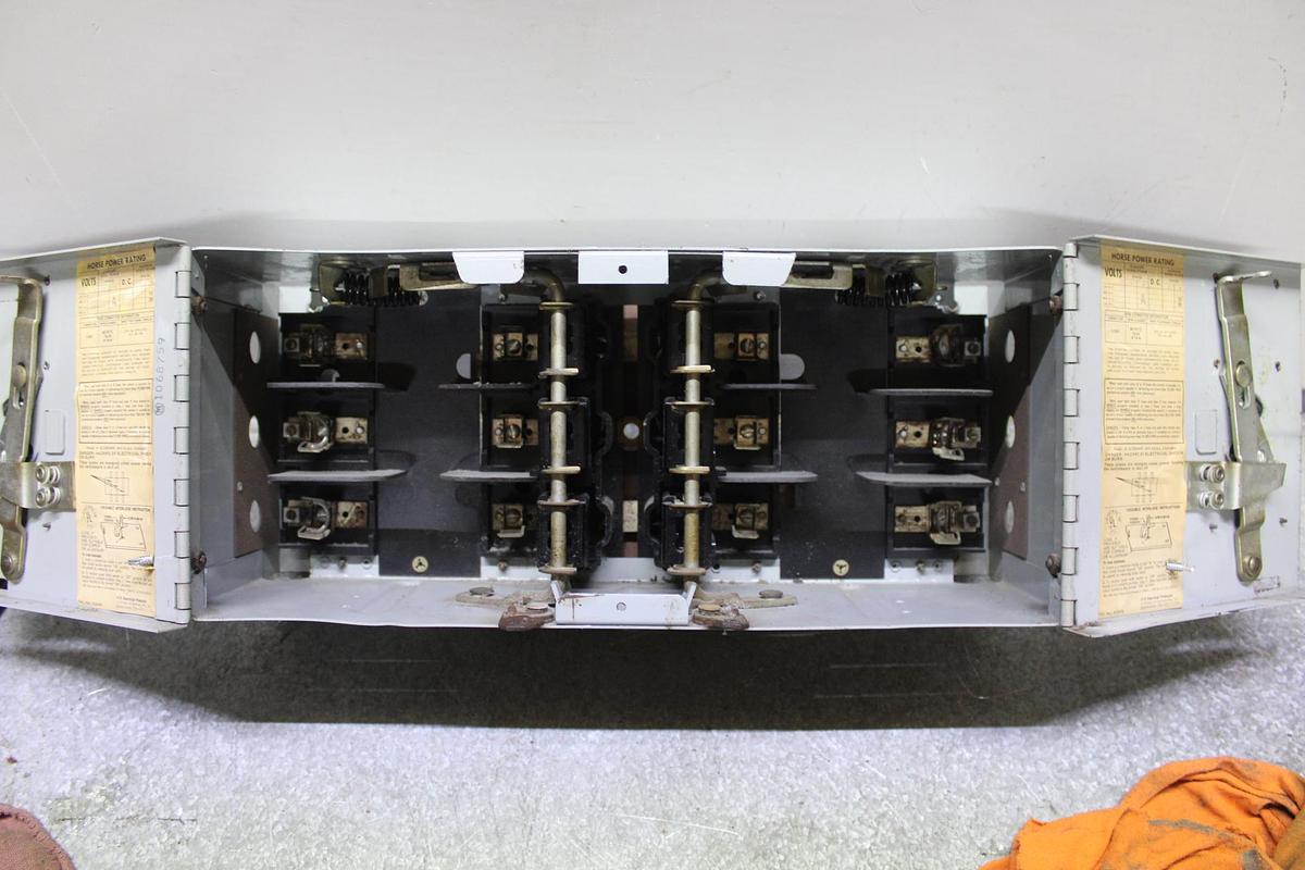 Used ITE TWIN VACU-BREAK FUSIBLE PANELBOARD SWITCH V7E3633 600V 100A