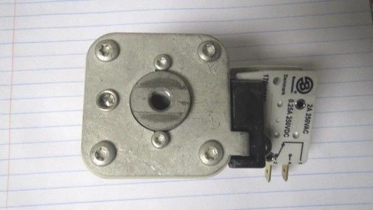 Used BUSSMANN FUSE 170M4561 350 AMP 700 VAC WITH 2 AMP 250 VAC MICROSWITCH