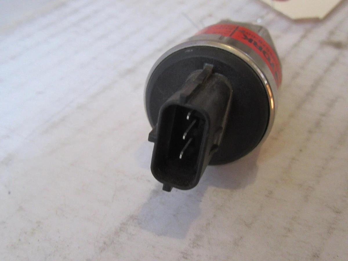 Used YORK / DANFOSS 025-28678-002 AKS-32R CHILLLER PRESSURE TRANSDUCER 50 - 125 PSIS