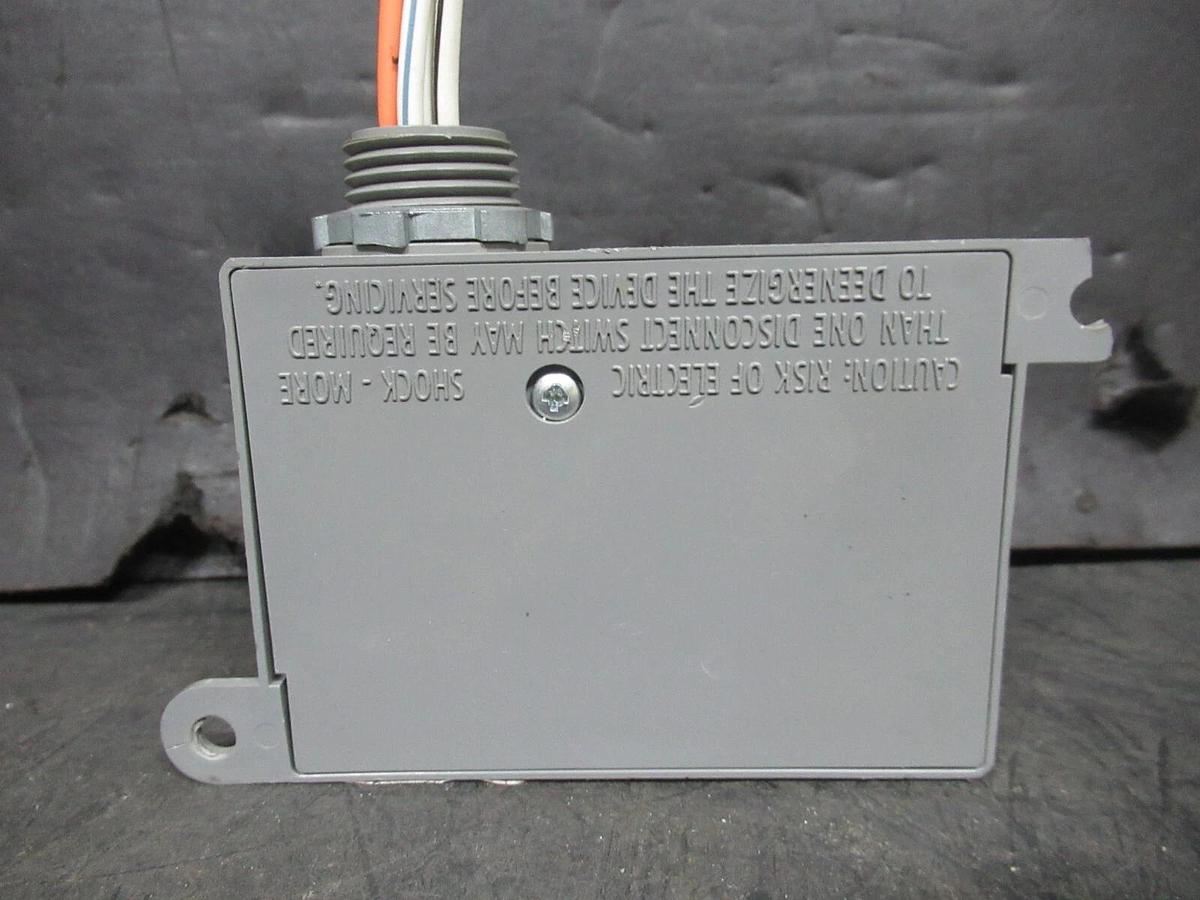 Used FUNCTIONAL DEVICES RIBU1S ENCLOSED RELAY 10 AMP/RES 277 VAC 480 VA 1/3 HP
