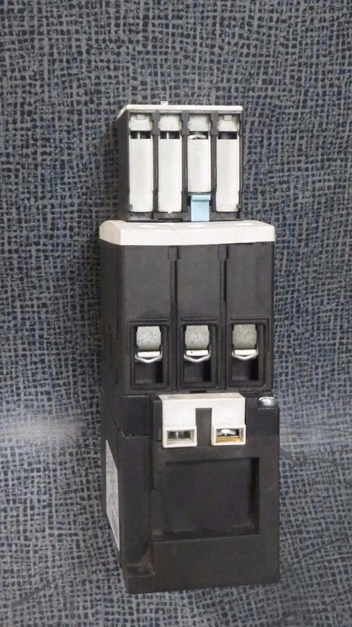 Used SIEMENS SIRIUS 3R CONTACTOR 50 AMP 24 VDC W/ 3RH1921-1HA22 AUX & 3RT1034-1B..4