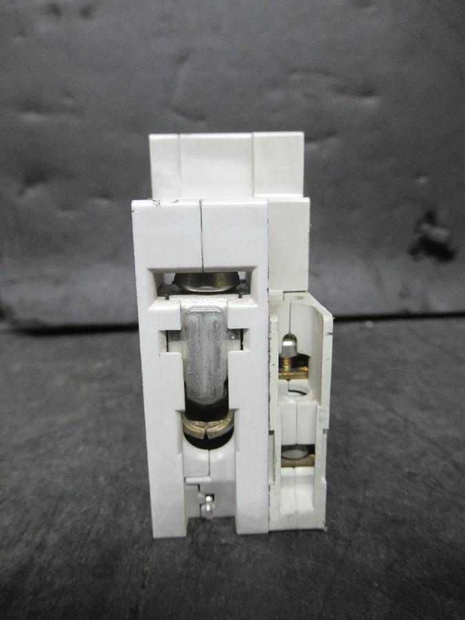 Used SIEMENS CIRCUIT BREAKER 5SX21 B16 16 AMP 277 VAC 1-POLE W/ 5SX9100 AUXILLIARY