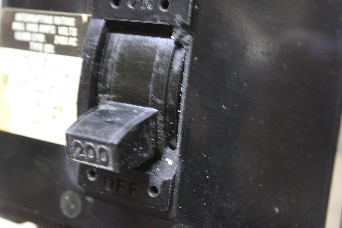 Used GENERAL ELECTRIC CIRCUIT BREAKER TQD32125 3-POLE 240 VAC 125 AMP