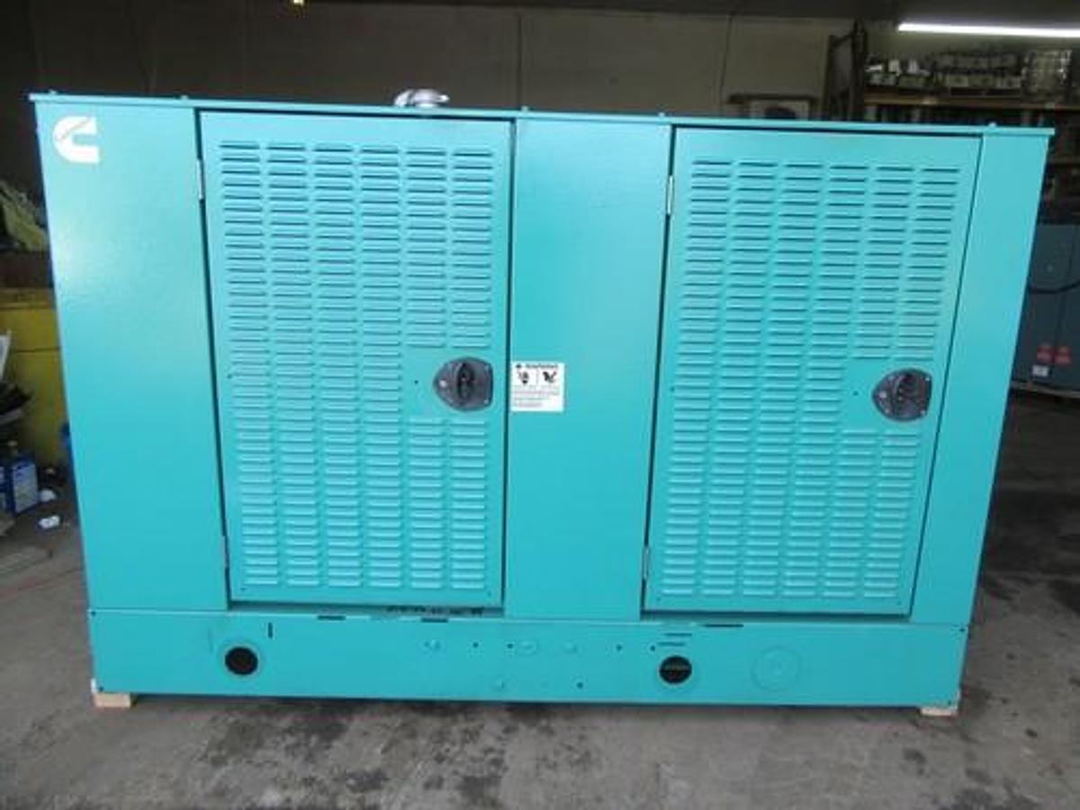 Used 35 KW GENERATOR NAT GAS LP CUMMINS ONAN 120/240 VOLT 1 PH RE-CONNECTABLE 405 HRS