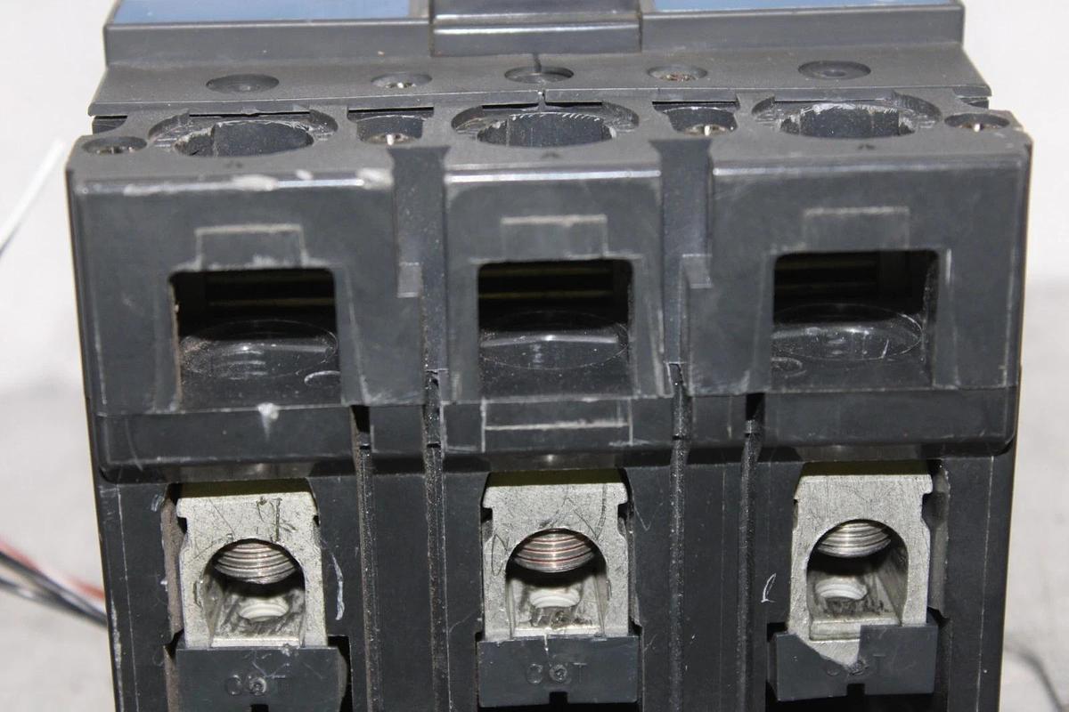 Used GE SPECTRA CIRCUIT BREAKER SEHA36AT0150 150 AMP 600 VAC 3-POLE W/ AUX. SWITCH