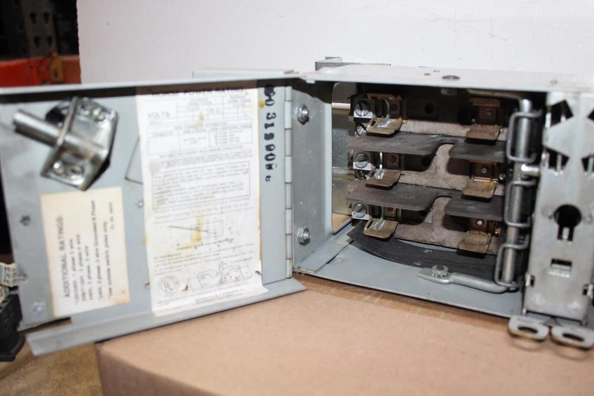 Used ITE FUSIBLE PANELBOARD VACU-BREAK DISCONNECT V7B3222R 60 AMP 240 VOLT 3-PHASE