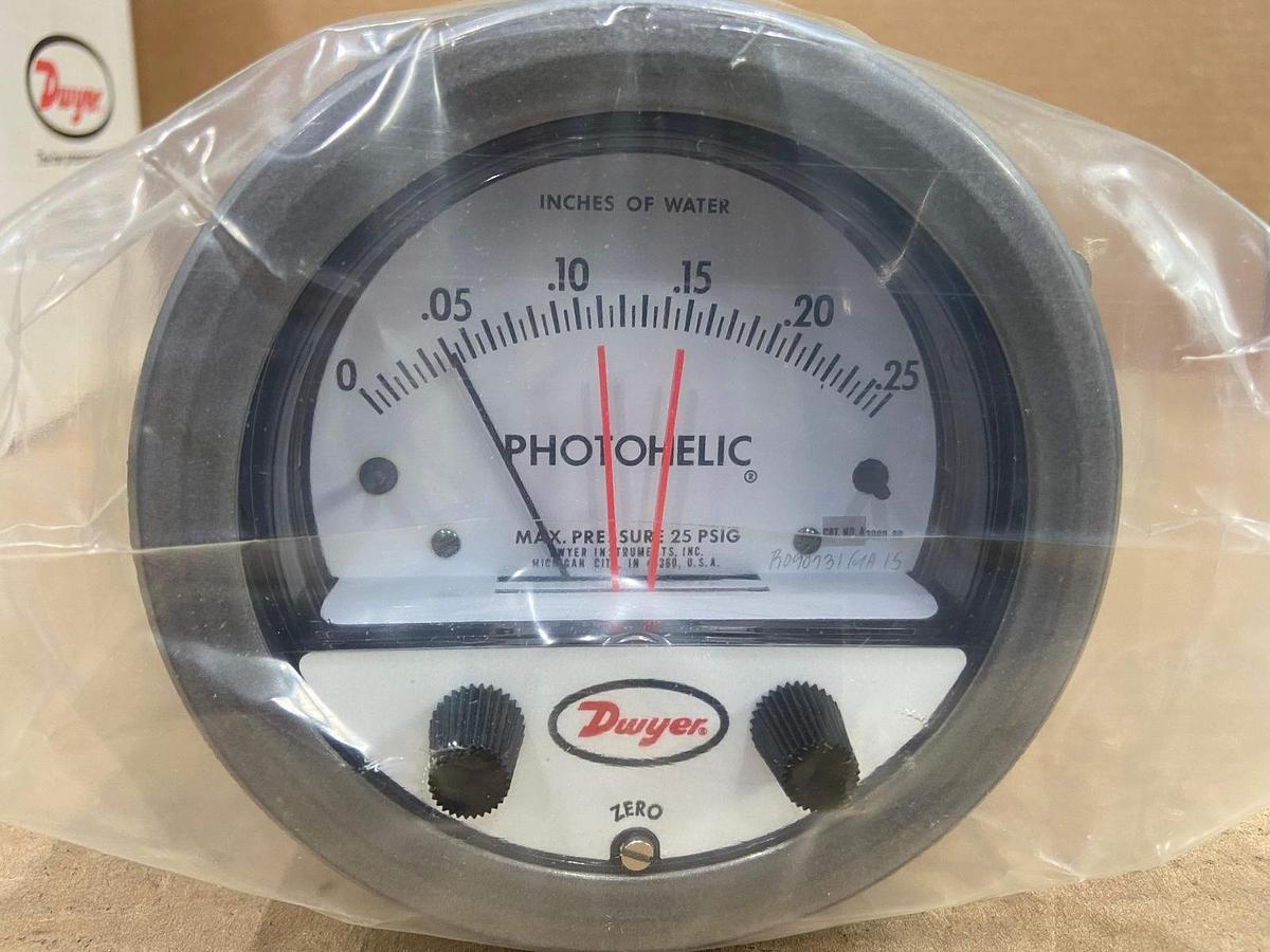 Used DWYER MAGNEHELIC PRESSURE / WATER LEVEL GAUGE 0-100 MM WATER 15 PSIG MAX
