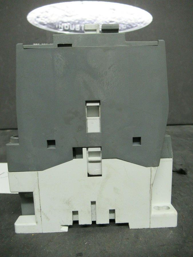 Used YORK IEC AC-1 CONTACTOR 024-31818-000 600 VAC 50 AMP 30 HP 120 VOLT COIL