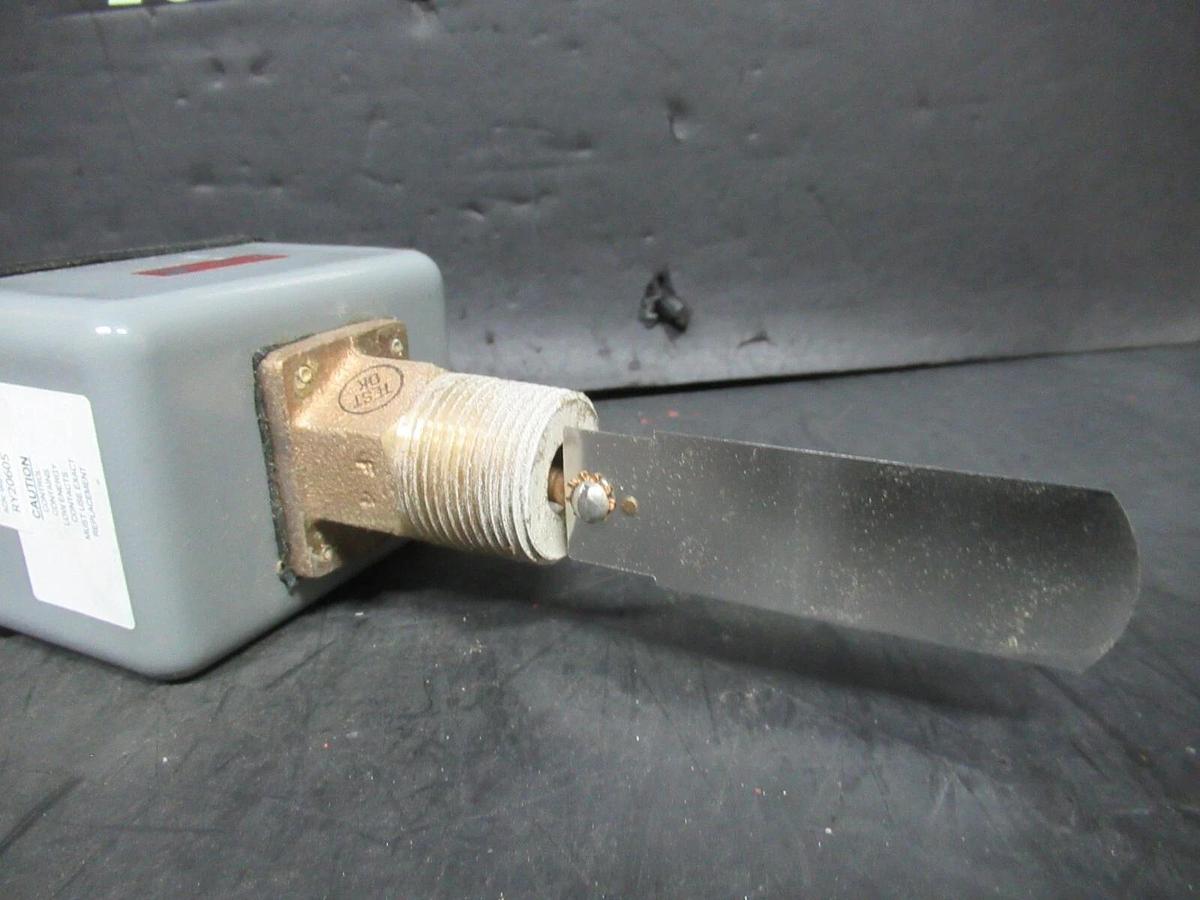 NEW SURPLUS JOHNSON CONTROLS LOW VOLTAGE FLOW SWITCH F61MG-1C 120 VOLT 1 AMP