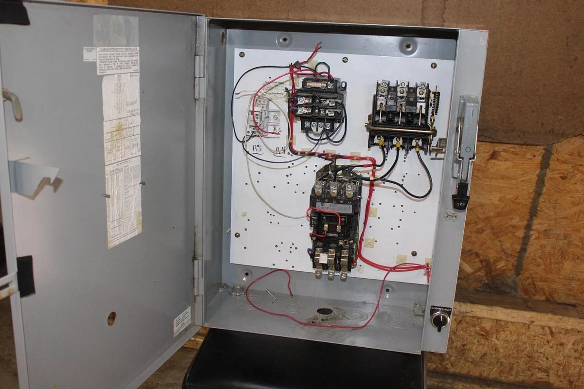 Used SIEMENS NEMA 1 ENCLOSED COMBINATION STARTER W/ SIZE 2 509-C0D STARTER