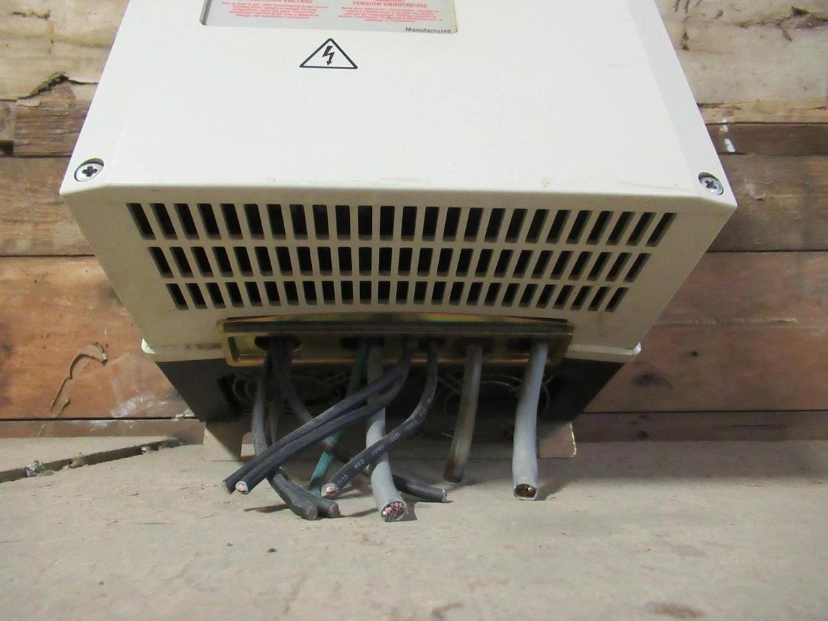 Used ABB VARIABLE SPEED DRIVE 208-240VAC 3PHASE 21.8A 7.5HP ACH501-007-2-09P2