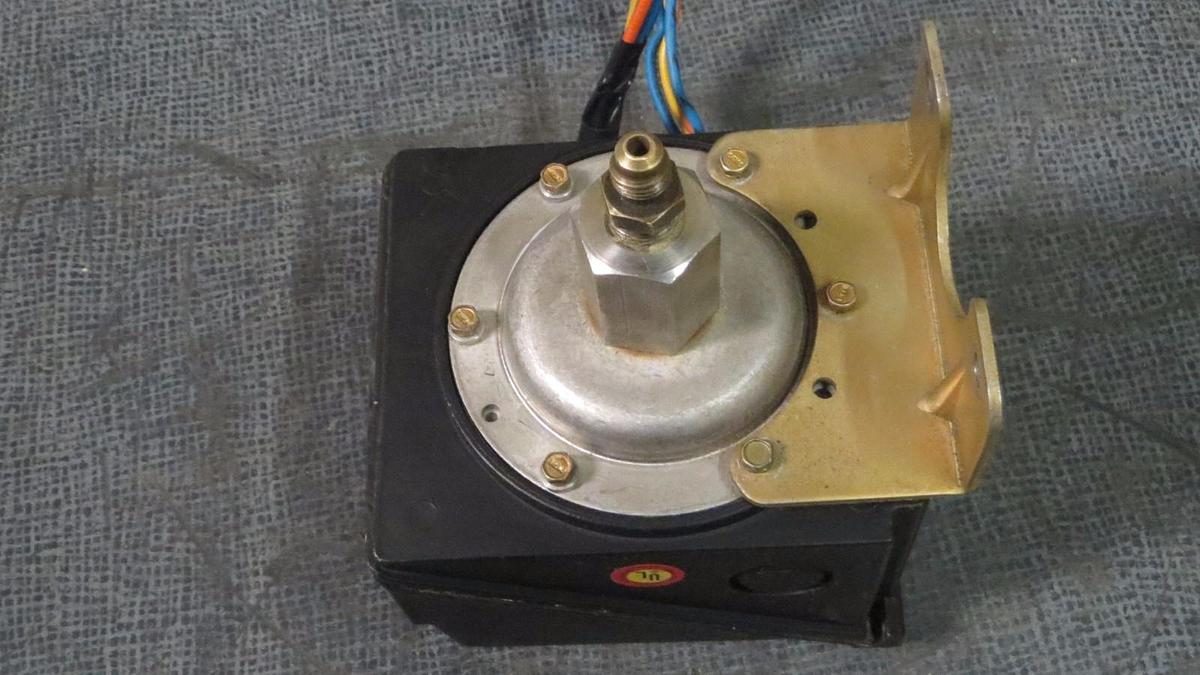 Used UNITED ELECTRIC PRESSURE CONTROLLER 15 AMP 250V  225 PSI MODEL 552 TYPE J302D