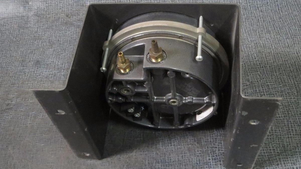 Used DWYER MAGNEHELIC INDICATING TRANSMITTER WATER GAGE & MOUNT 0-3" 25 PSIG N37J-TH