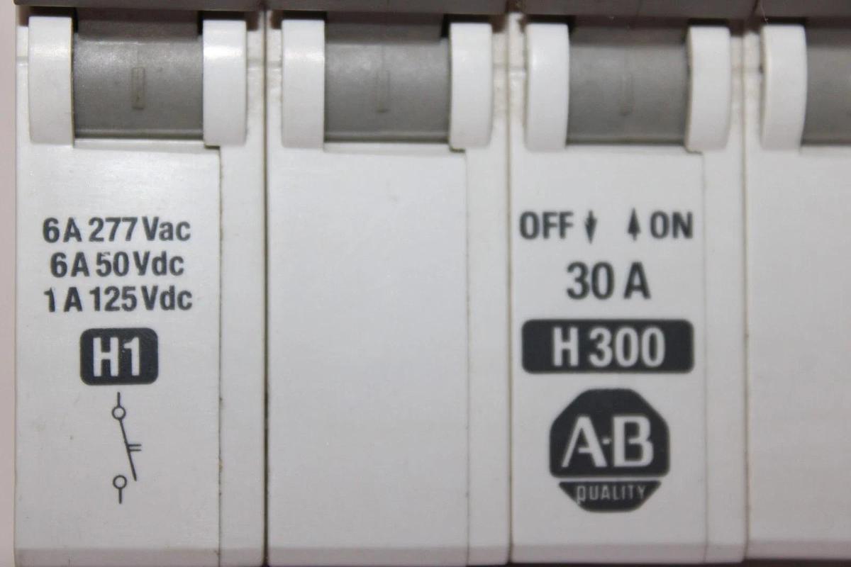 Used ALLEN BRADLEY CIRCUIT BREAKER 1492-CB3 1492-ACB 480/277 VAC 30 AMP 4-POLE