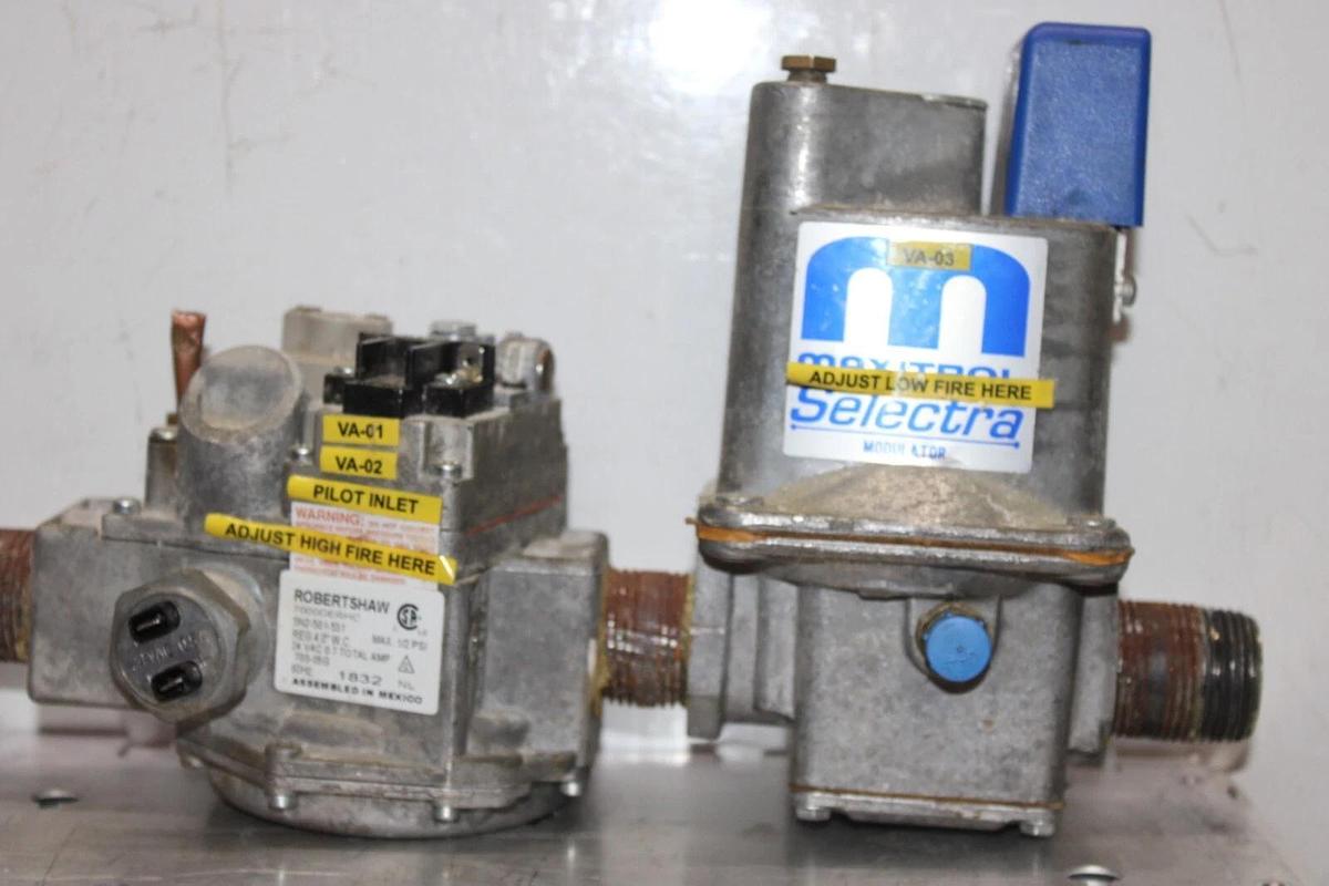 Used ROBERTSHAW GAS VALVE 7000DERHC 0.5 PSI W/ MAXITROL SELECTRA MODULATING VALVE