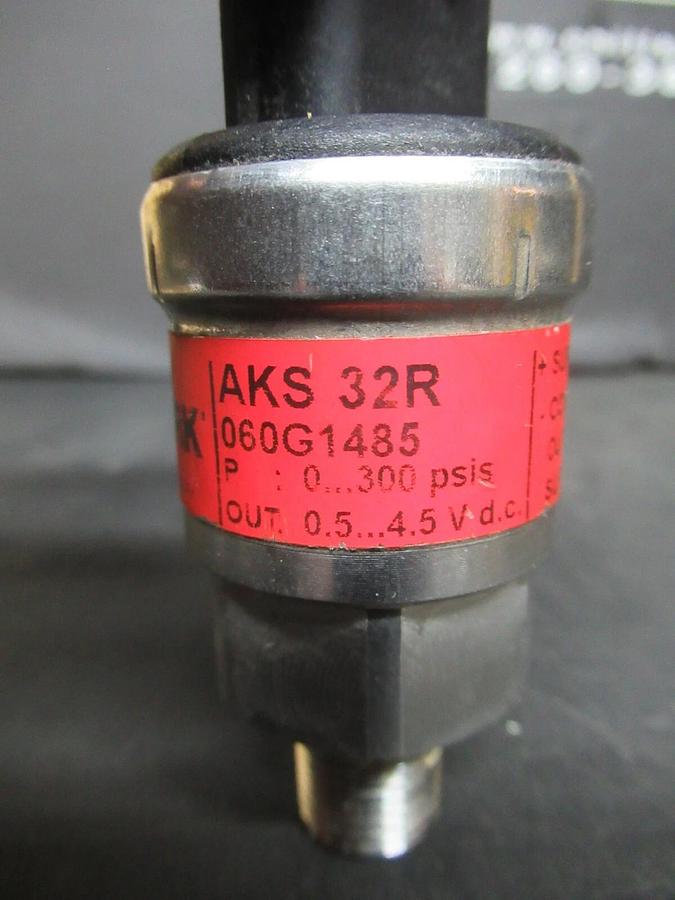 Used YORK PRESSURE TRANSDUCER 0225-28678 AKS-32R 060G1485 5 VDC 300 PSIS