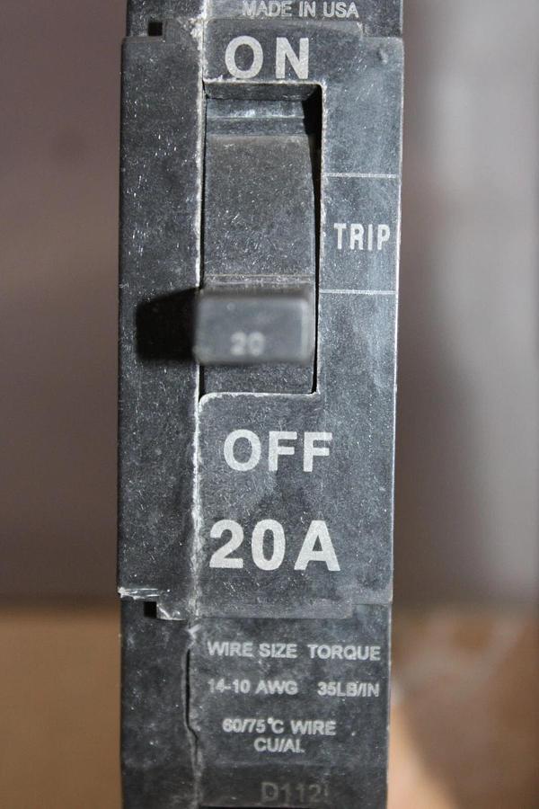 Used LOT OF 2 GE CIRCUIT BREAKER TEY120 20 AMP 1-POLE 277 VAC HID HACR TEY M-1068