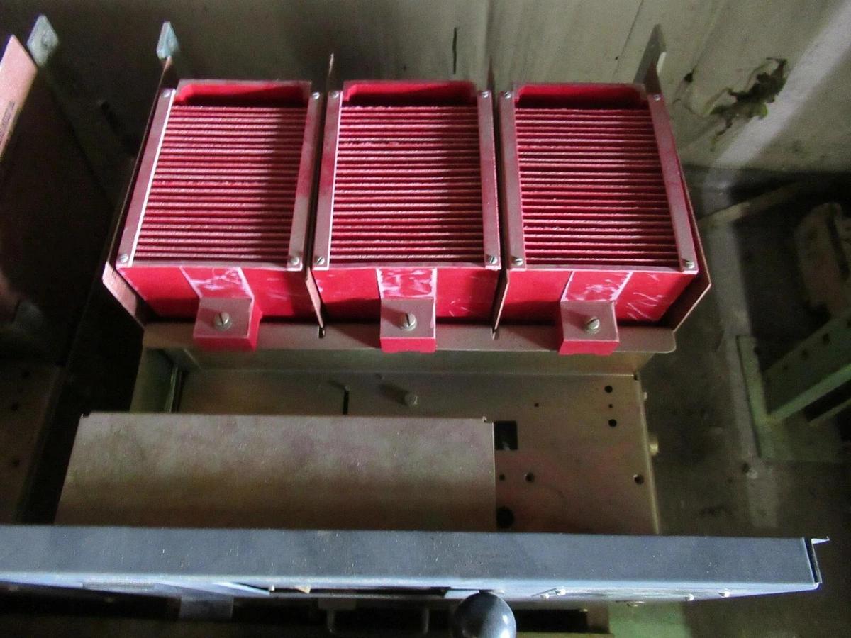 Used SQUARE D LOW VOLTAGE CIRCUIT BREAKER DS-206S 800 AMP FRAME 300 AMP TRIP 635V MAX