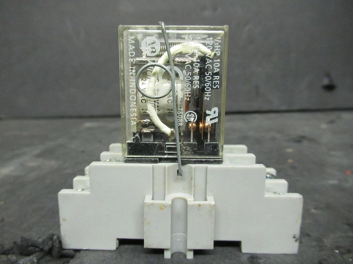 Used ALLEN BRADLEY RELAY AND BASE 700-HF32A24 SER. B W/ 700-HN116 SER. B BASE
