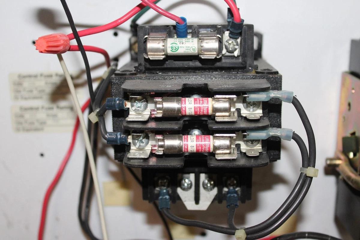 Used SIEMENS NEMA 1 ENCLOSED COMBINATION STARTER W/ SIZE 2 509-C0D & MCS606R SWITCH