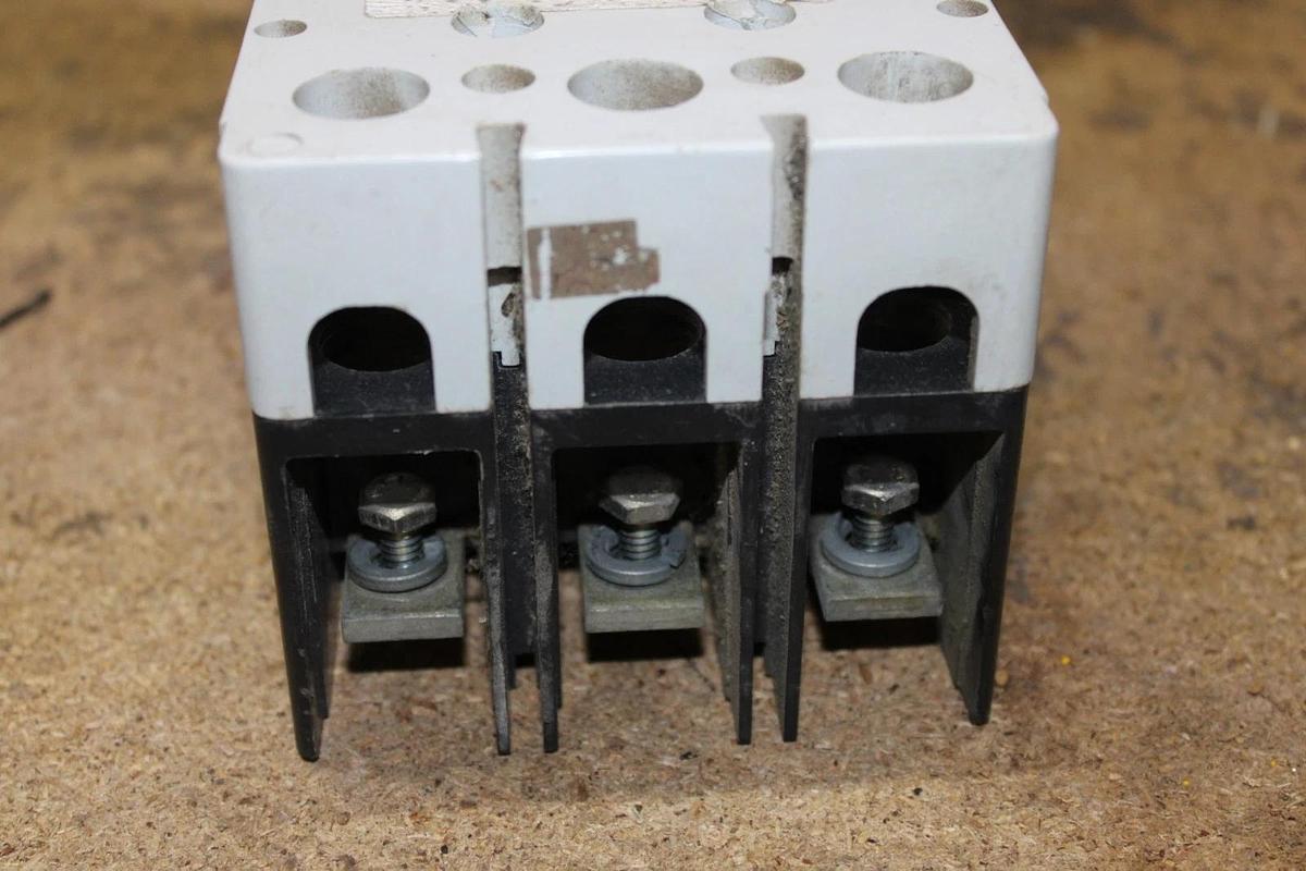 Used CUTLER HAMMER MOLDED CASE SWITCH JDB3250KXD03D08 250 AMP 3-POLE 600 VAC