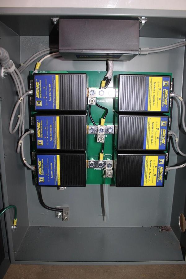 Used SQUARE D SURGELOGIC SURGE PROTECTOR TVS2MEMA27ASWT 3-PHASE ENCLOSURE 3R