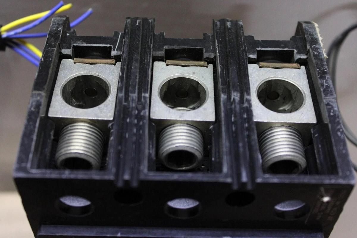 Used SQUARE D CIRCUIT BREAKER KAL361251380 125 AMP 600V 3-POLE W/ AUXILIARY & SHUNT