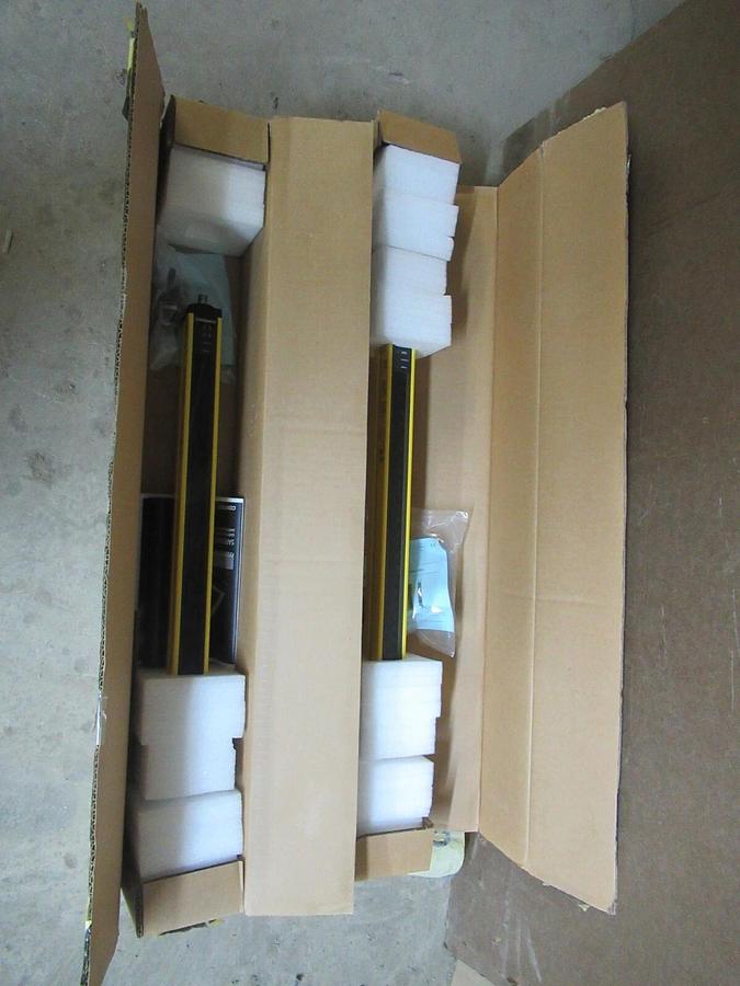 NIB CONTRINEX SAFETY LIGHT CURTAIN PAIR YBB-30S4-0400-G012 / YBB-30R4-0400-G012