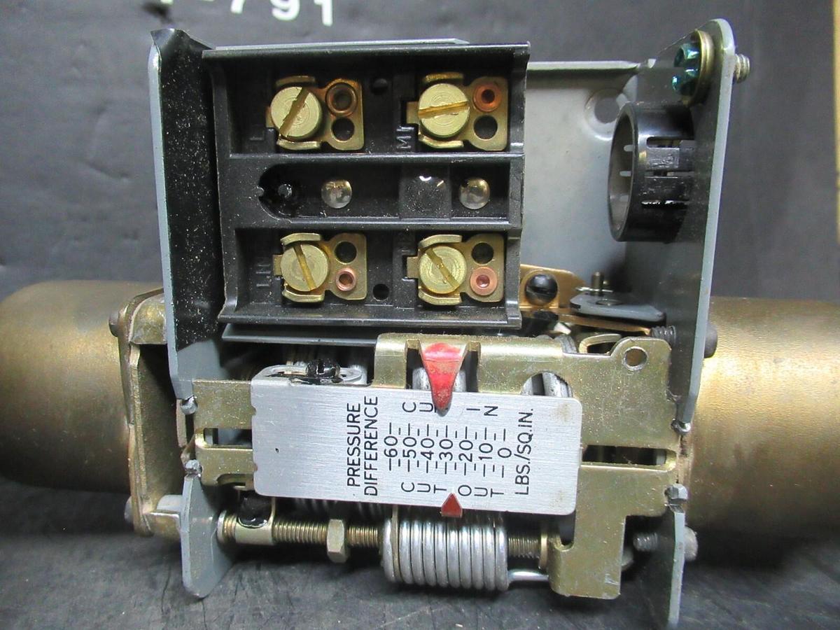 Used PENN DIFFERENTIAL PRESSURE CONTROL P74HA-9 277 VAC 16 AMP 8/60 PSIG **WARRANTY**