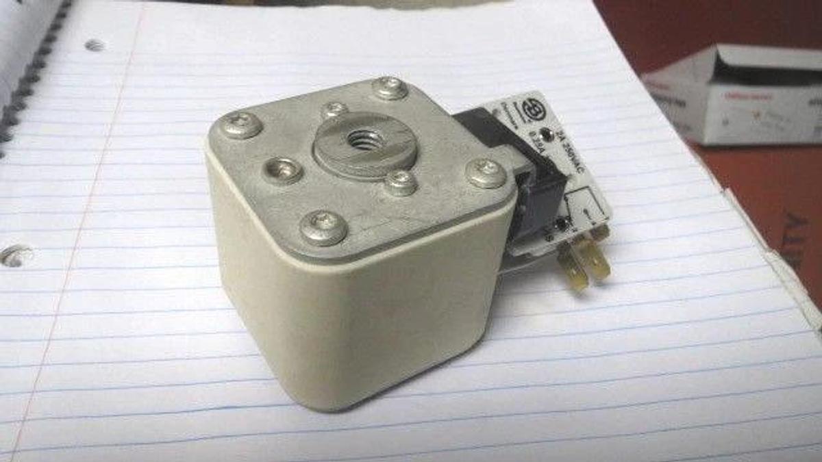 Used BUSSMANN FUSE 170M4561 350 AMP 700 VAC WITH 2 AMP 250 VAC MICROSWITCH