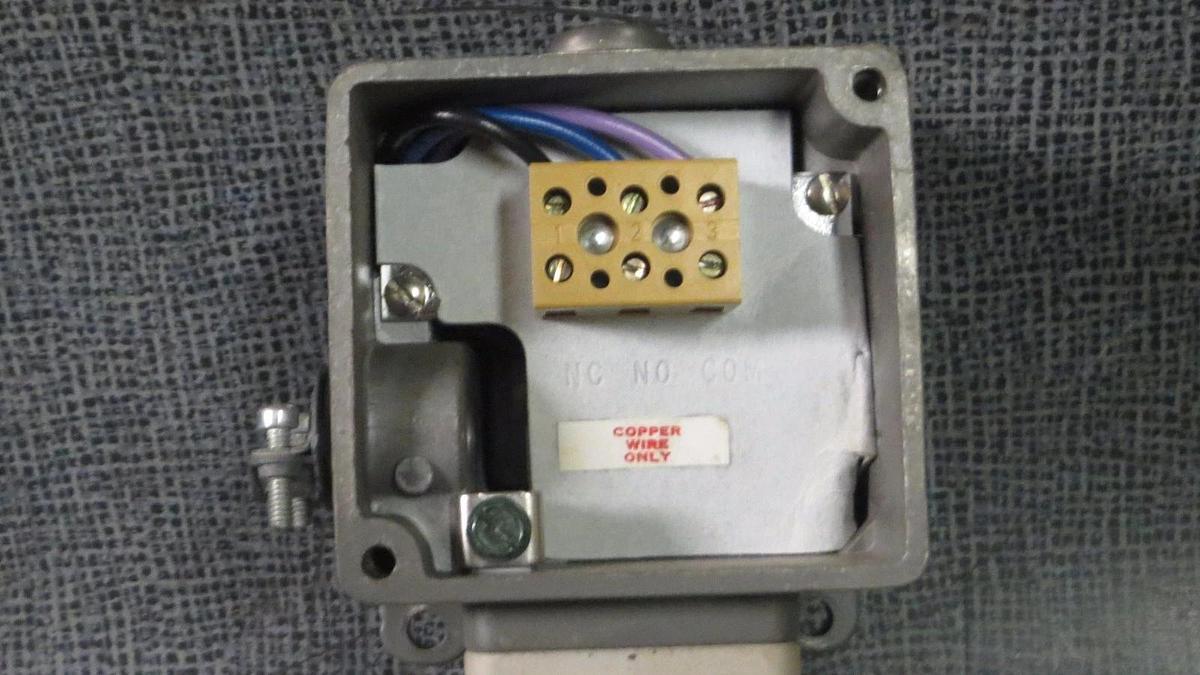 UNITED ELECTRIC NEMA 4X DIFFERENTIAL PRESSURE SWITCH H105K-457-9942 0-30 PSID