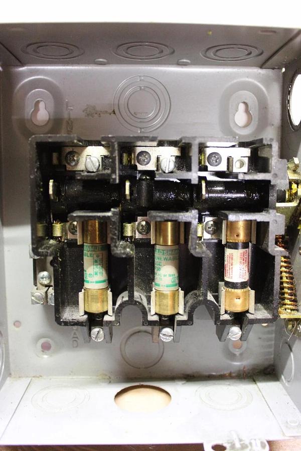 Used SIEMENS HEAVY DUTY ENCLOSED SWITCH GF321N 30 AMP 240 VAC TYPE 1 **WARRANTY**