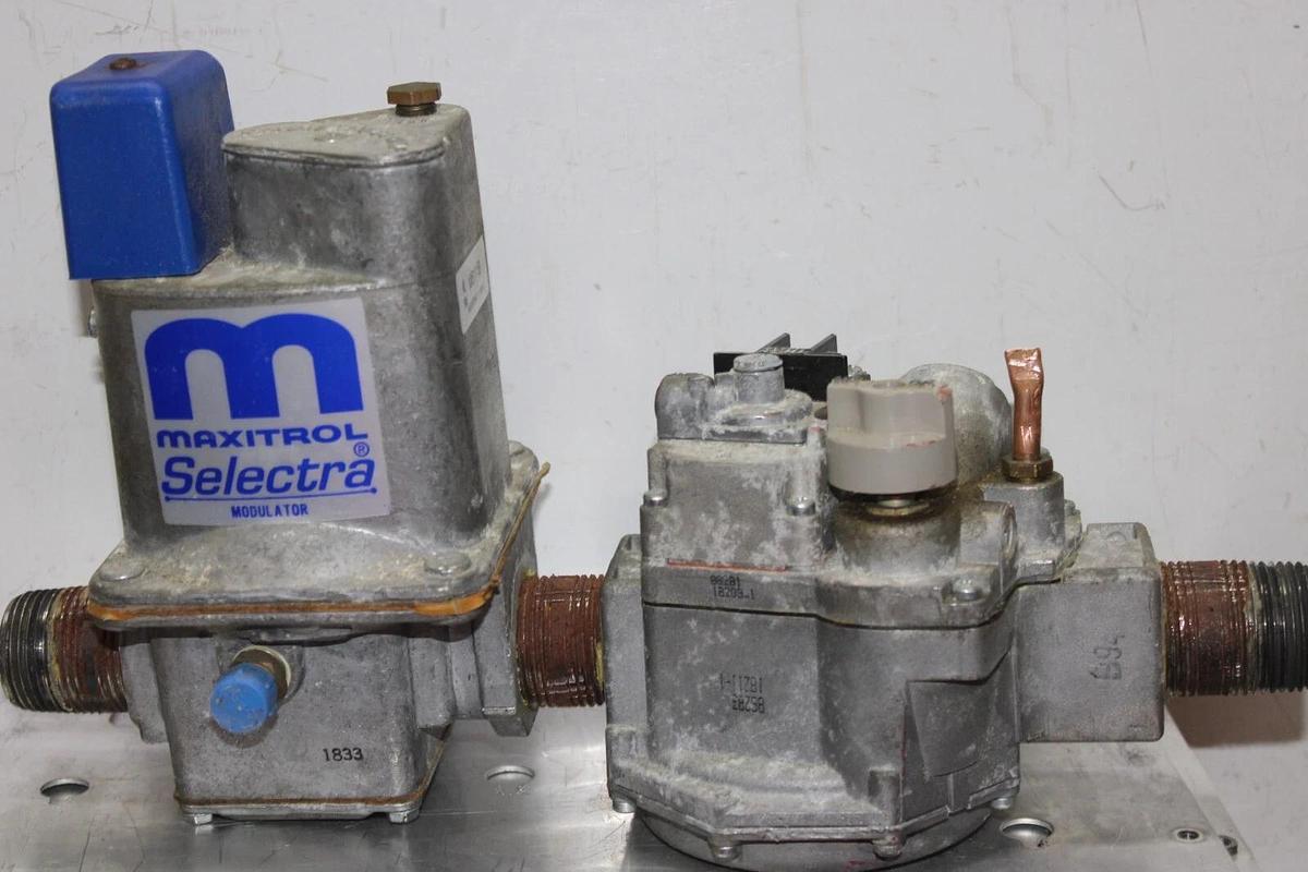 Used ROBERTSHAW GAS VALVE 7000DERHC 0.5 PSI W/ MAXITROL SELECTRA MODULATING VALVE